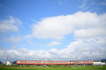 トキ鉄が7月4日から運行を開始した3両編成の413・455系。通常は観光急行として運行されている。