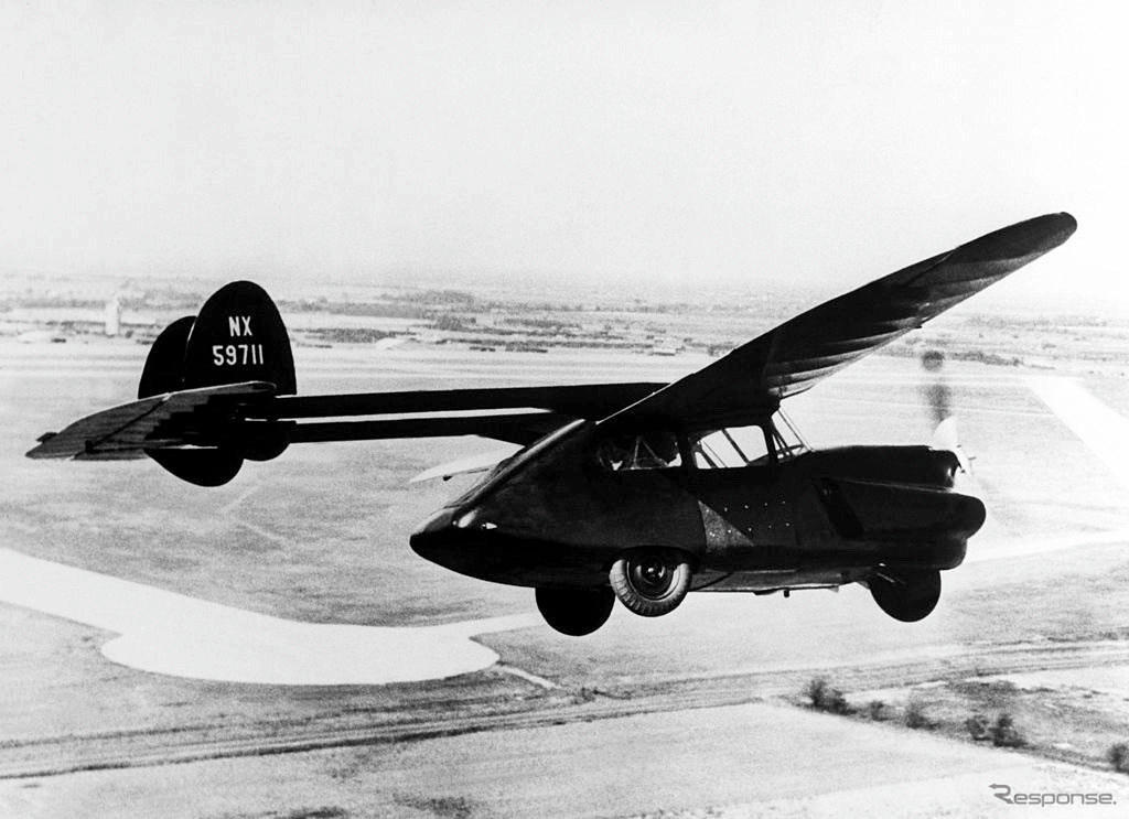 空飛ぶ車のプロトタイプの例（1946年）。翼はデタッチャブル、飛行用と走行用のエンジンは同一。