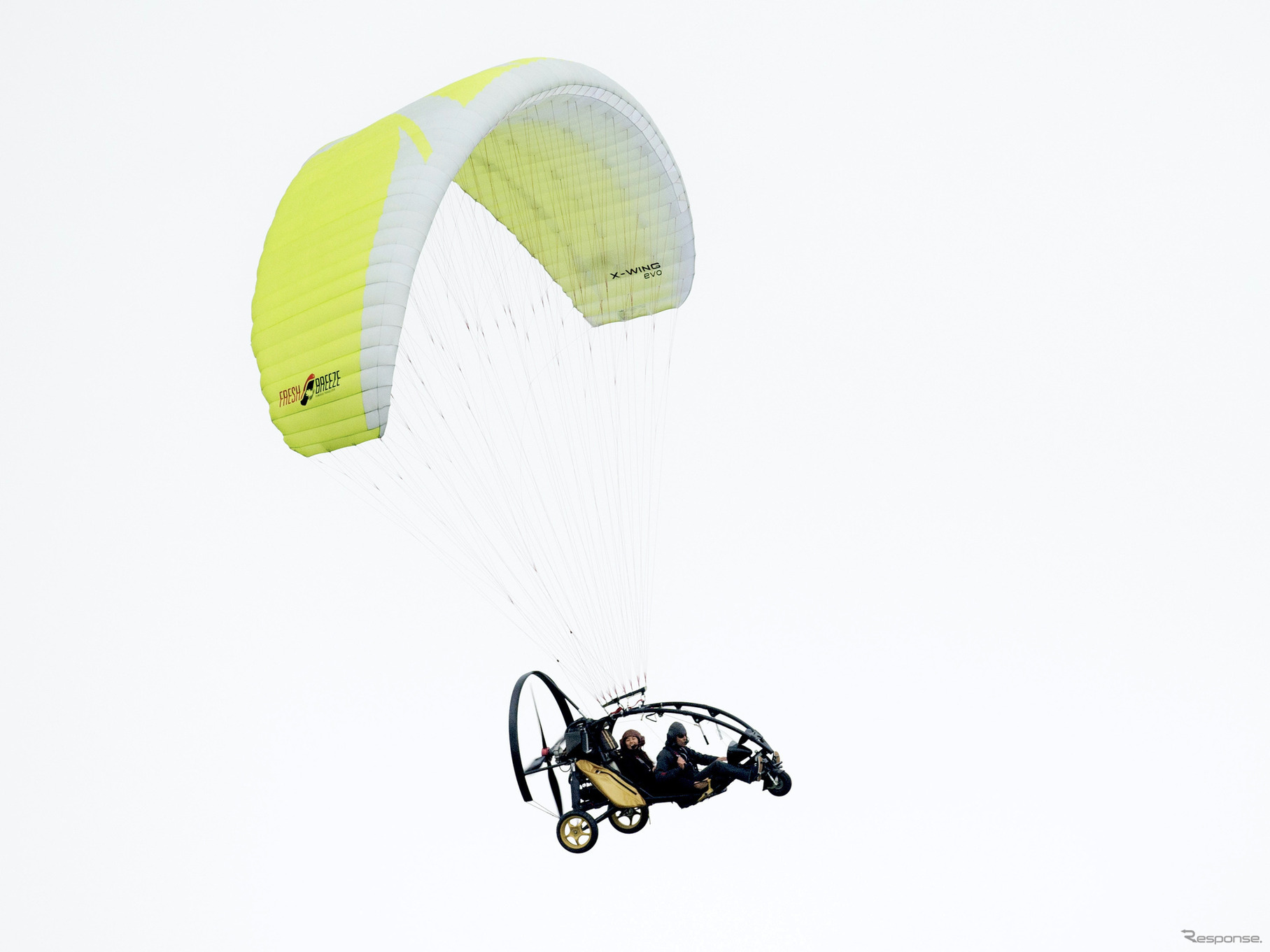 フレッシュブリーズの空飛ぶ車プロトタイプ（2014年）。パラモーターの自動車版だ。