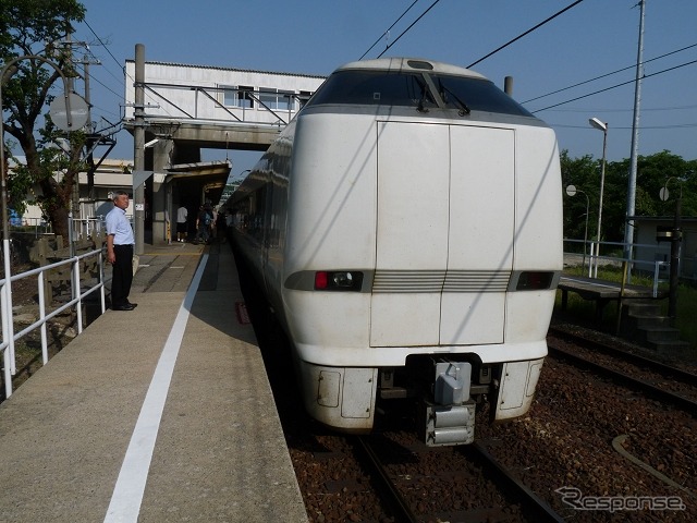 特急では金沢20時10分発『能登かがり火9号』、和倉温泉7時発『能登かがり火2号』が運休となる。写真は和倉温泉駅に到着した七尾線の683系特急。