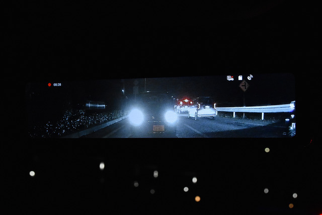 街灯が無い夜間の映像。後方車のヘッドライトも眩しくない