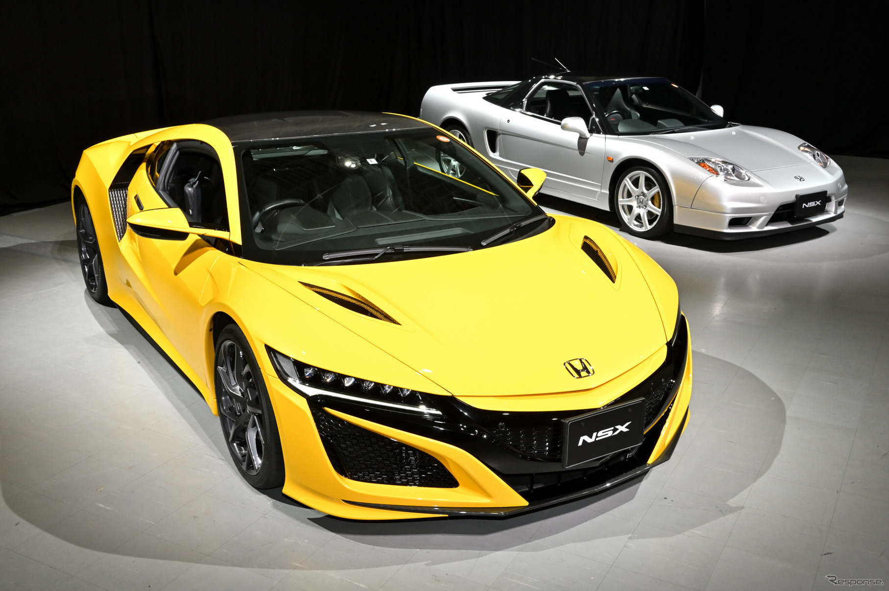 ホンダ NSX 2020年モデル（手前）と初代NSX タイプS