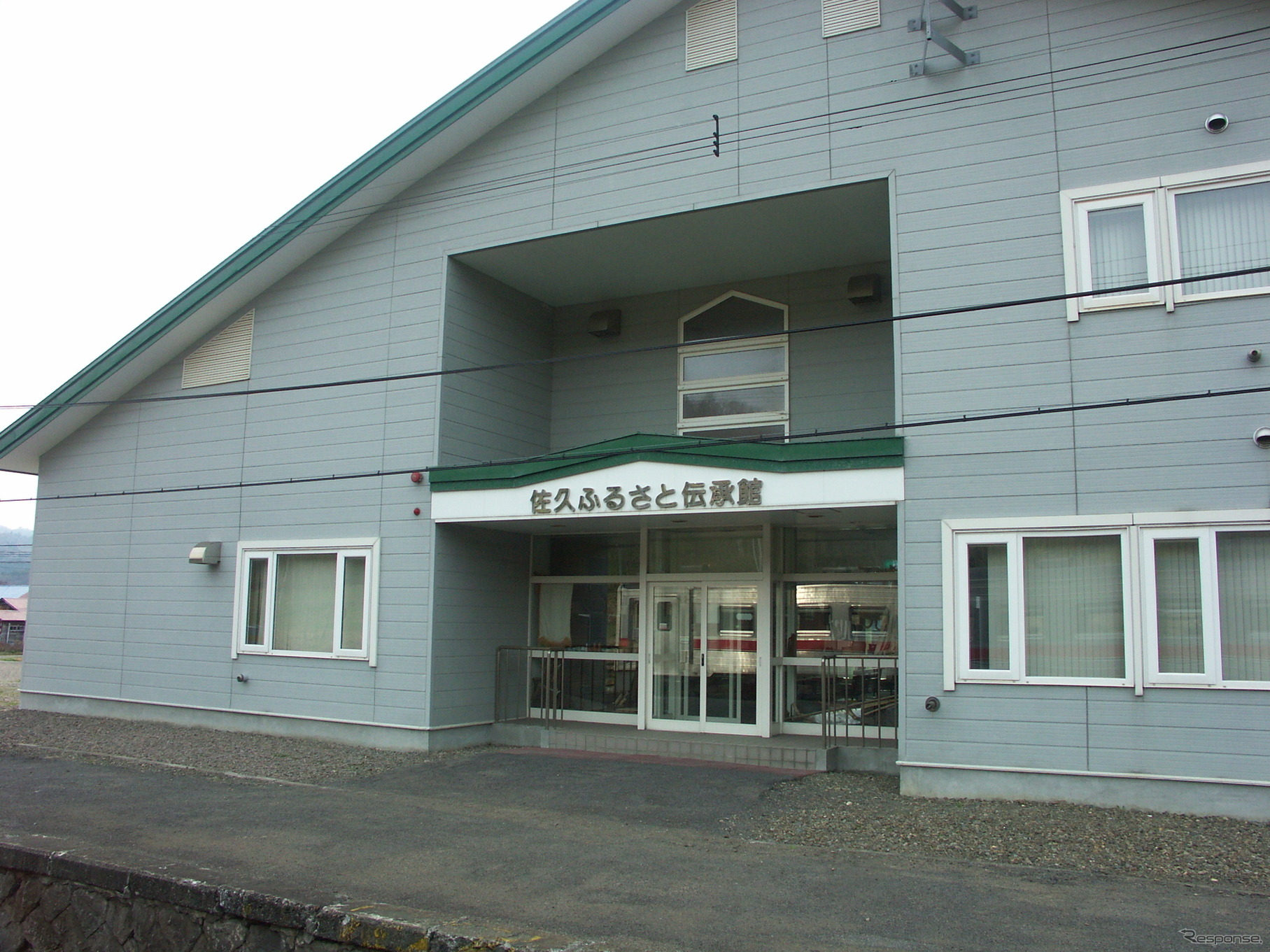 同じ中川町内の佐久駅（ホーム側）。交換可能駅で、2022年度も存続する。2004年5月。