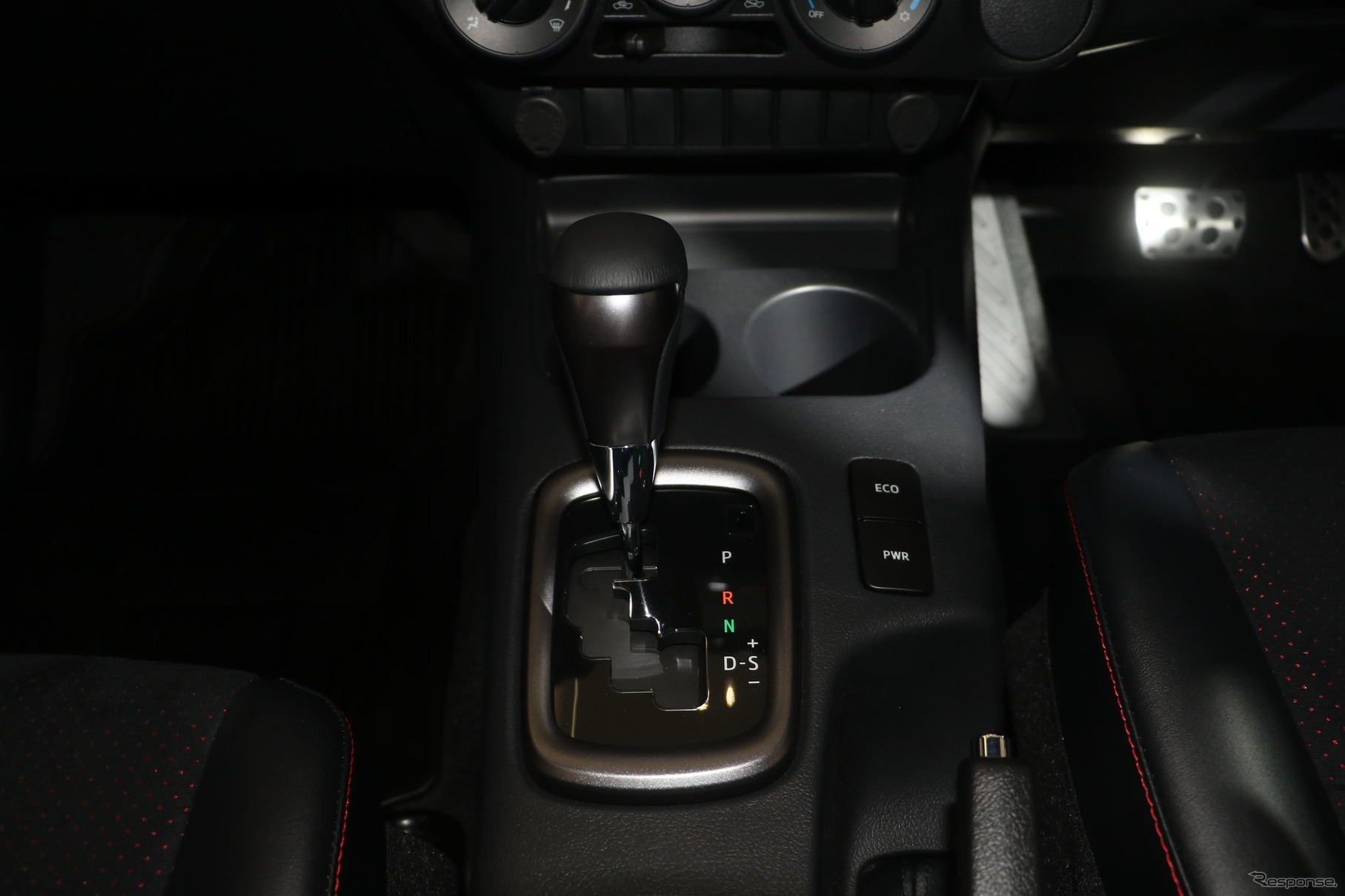 トヨタ・ハイラックス・レボ 改良新型の「GRスポーツ2WDローフロア」
