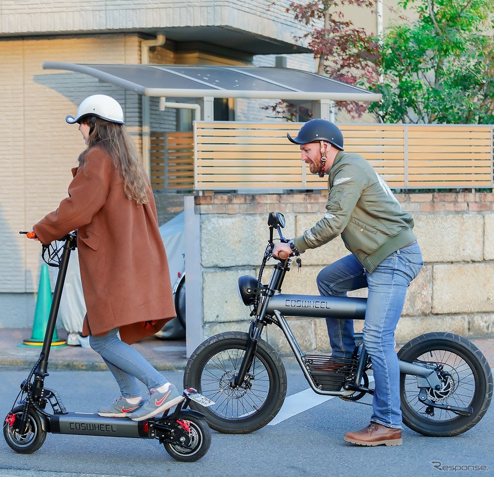 コスウエル EVスクーター（左）とスマートEV（右）