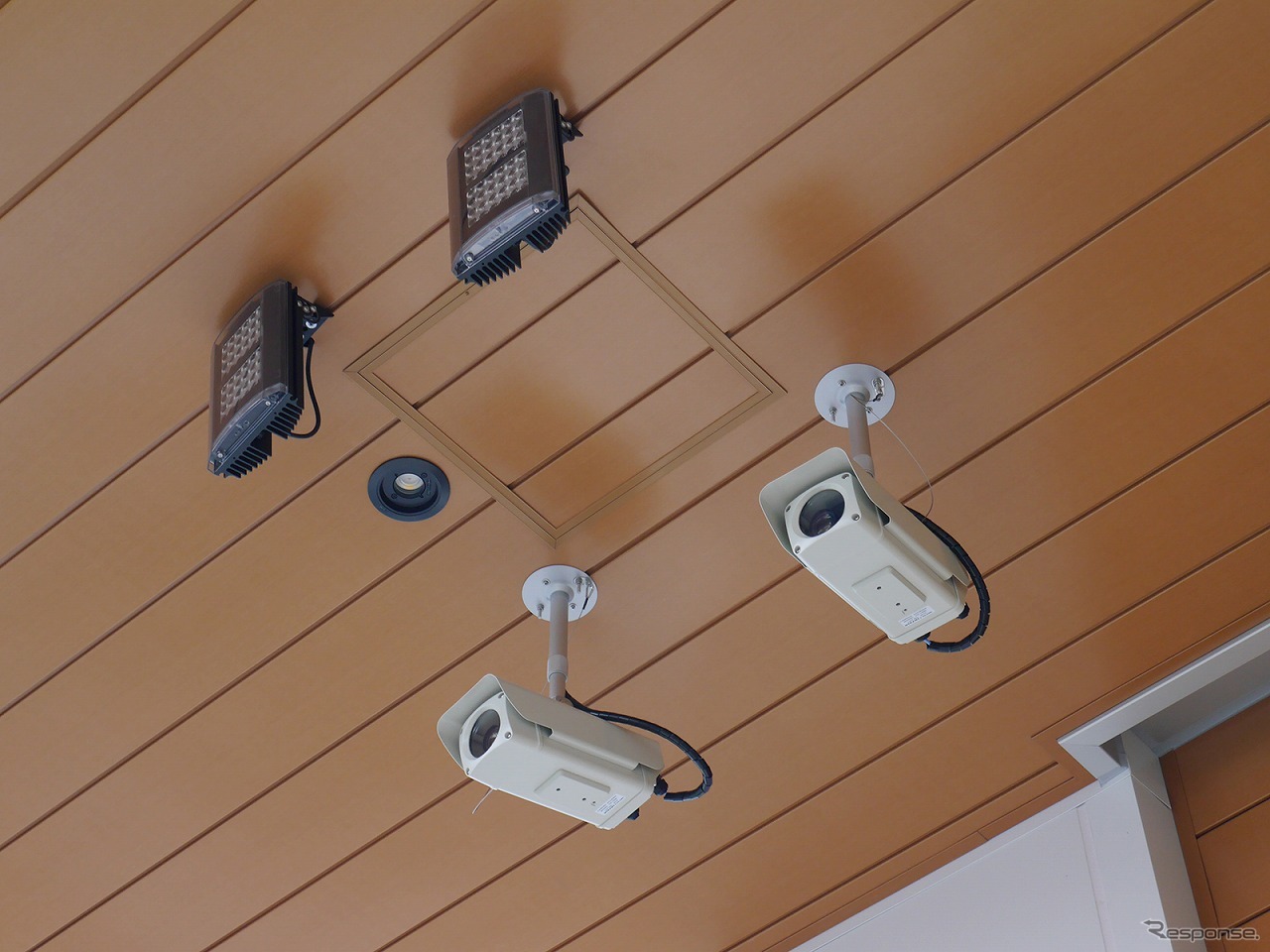 ナンバー認識用カメラ。店舗入口でナンバープレートを読取り。赤外線投光器で夜間も対応