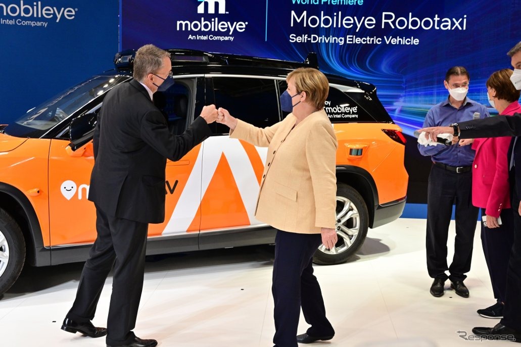 インテル傘下のモービルアイの自動運転EV（IAAモビリティ2021）。中央はドイツのメルケル首相