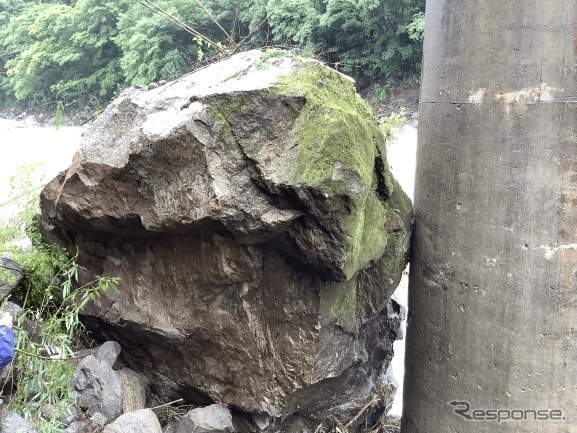 第十玖珠川橋りょうの被災直後。今日客に岩が接触した。