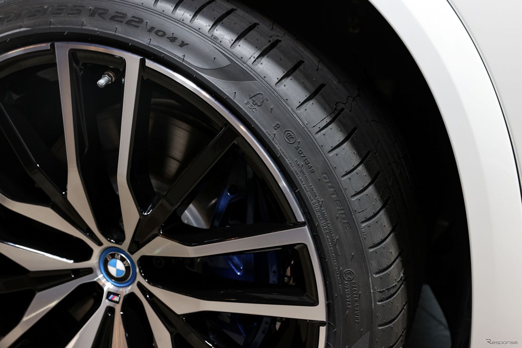 「FSC」（森林管理協議会）の認定を取得したピレリ「Pゼロ」。BMW X5 のPHVに純正装着（IAAモビリティ2021）