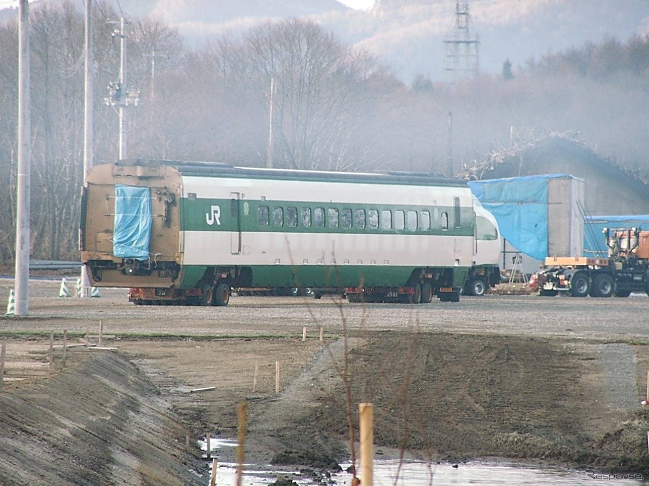200系先頭車の搬入風景。2001年11月16日。