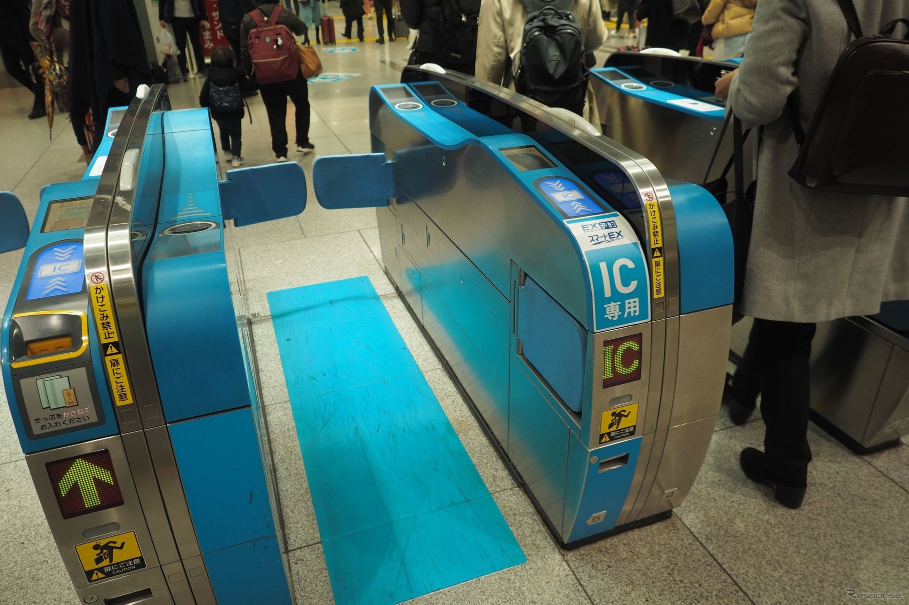 東海道新幹線のICカード改札機を使って行なわれる顔認証の改札通過実験。写真は東京駅のEXサービス用IC専用改札。