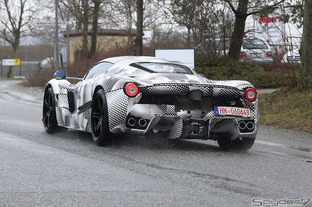 ラ・フェラーリがベースの開発車両（スクープ写真）