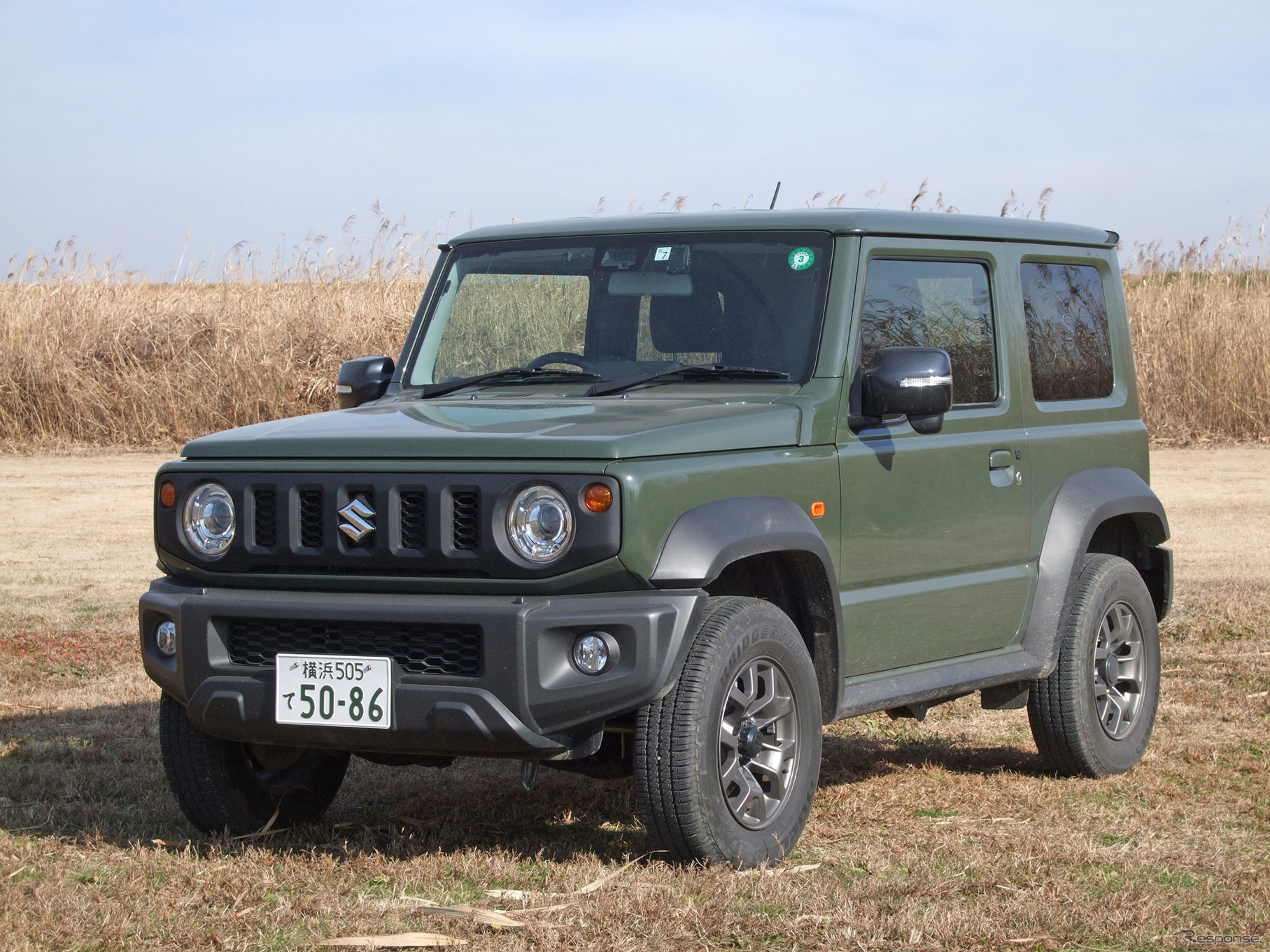 スズキ ジムニーシエラ 1.5 4WD JCのフロントビュー。軽自動車と同じボディなのに小ささをまったく感じさせない力感あふれる装い。