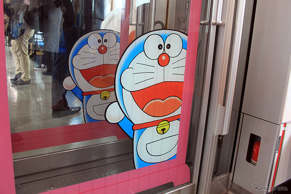 貫通路部分にもドラえもん。西武鉄道30000系「DORAEMON－GO！」のインテリア。