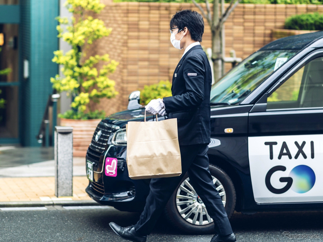 タクシーによるおせち料理をデリバリーサービスのイメージ