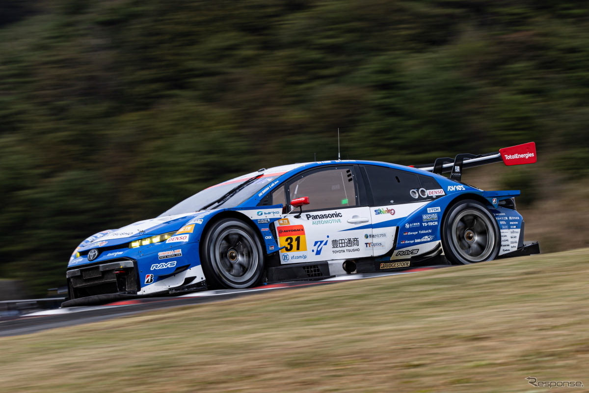 GT300クラス優勝の#31 TOYOTA GR SPORT PRIUS PHV apr GT（嵯峨宏紀／中山友貴）