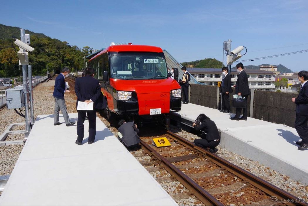 4月10日に行なわれた国土交通省の検討会による現地確認の様子。