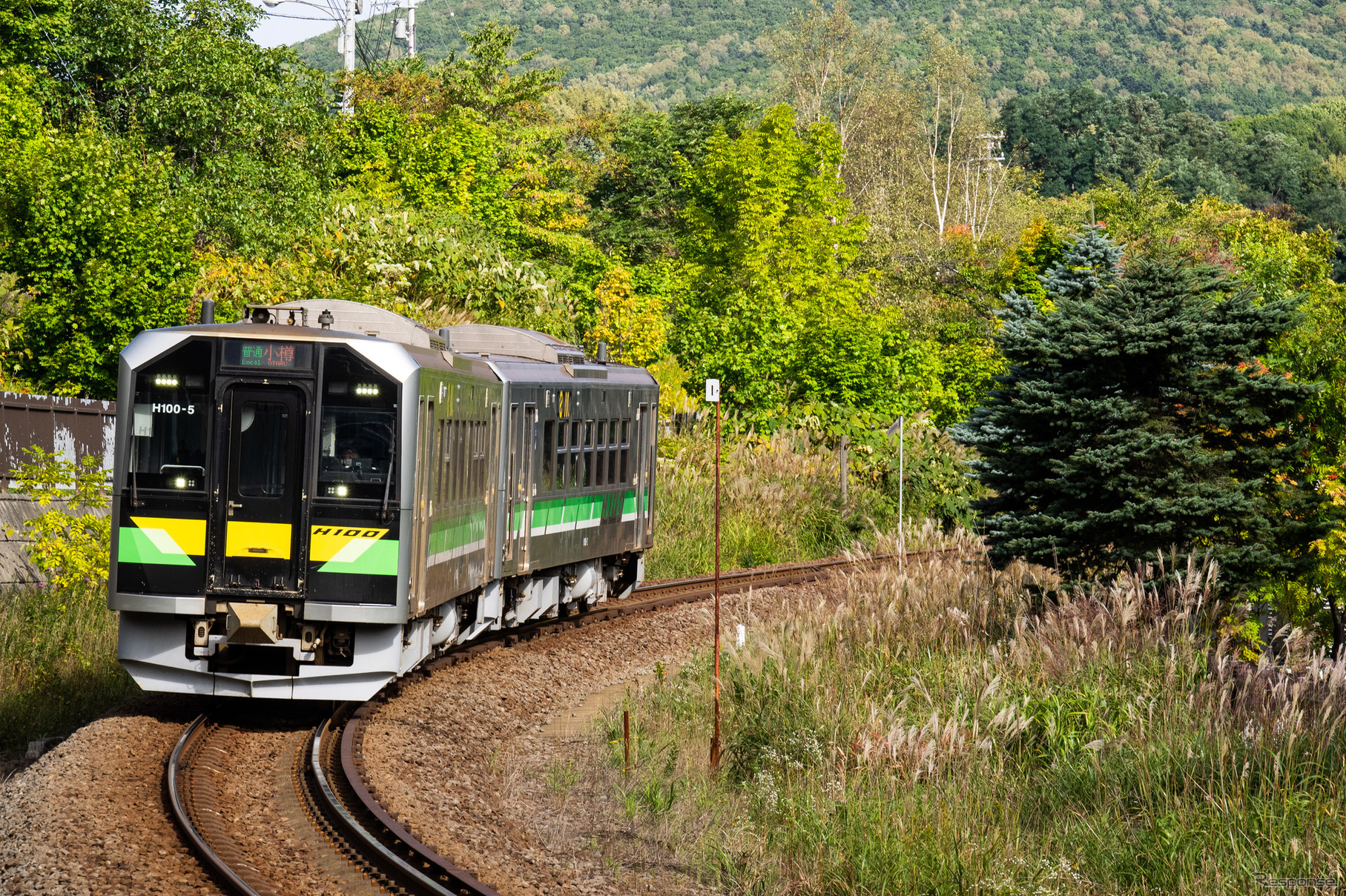 塩谷～小樽間を行くH100形の普通列車。同区間を含む余市～小樽間は鉄道存続が強く模索されているものの、BRT化も遡上に載っている。
