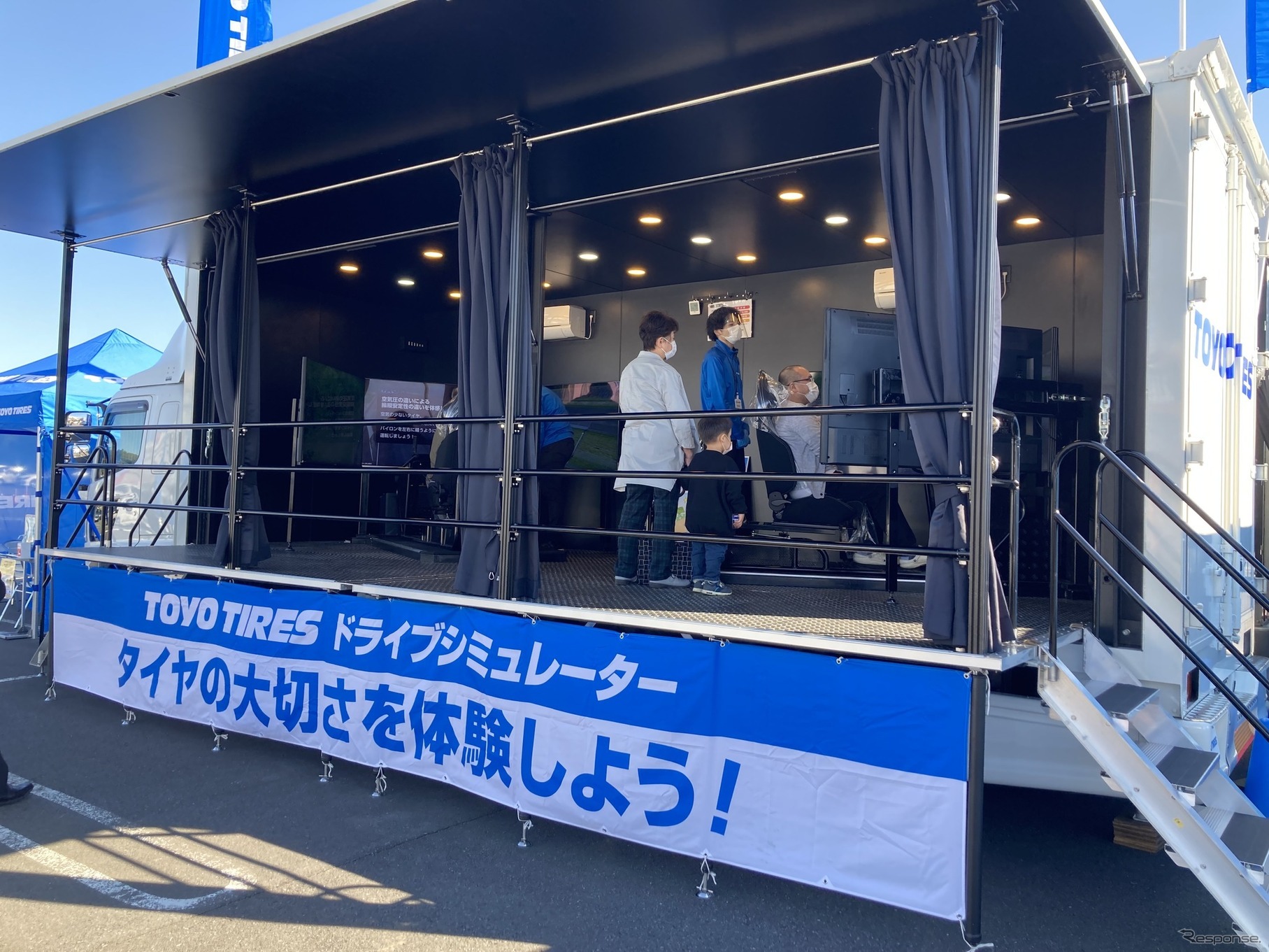 トーヨータイヤが独自にソフトを開発したコンピューター制御により、リアルな体験が可能となったシミュレーター