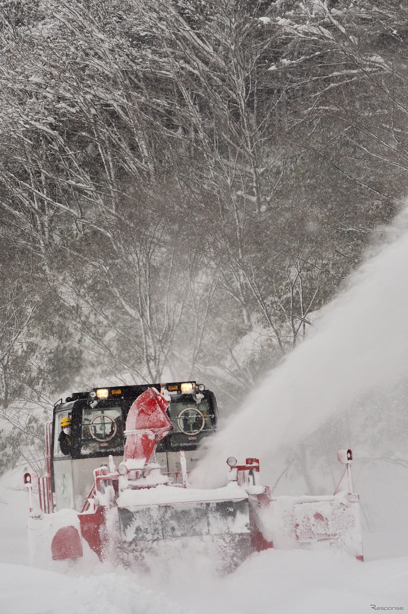 函館本線小沢駅での除雪作業車による除雪作業。函館本線札幌～長万部間には毎冬、定期的にDE15形による除雪列車が運転されているが、駅構内ではこうした小回りが効く作業車が活躍している。2018年1月6日。