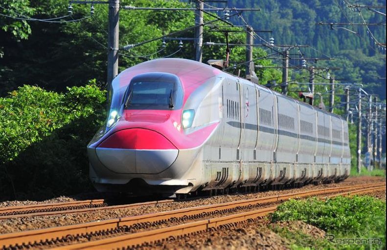 秋田新幹線『こまち』。在来線区間の盛岡～秋田間では普通車利用で100円の値下げとなる。