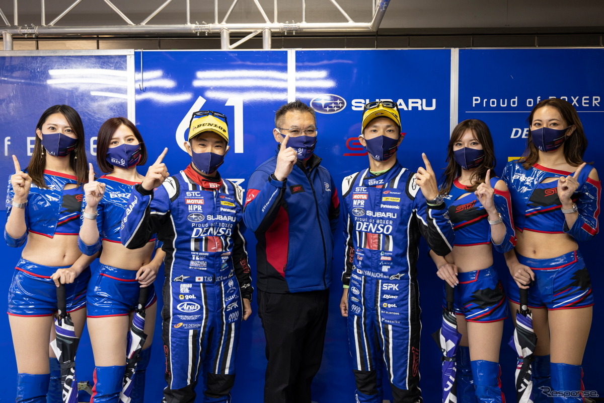 GT300クラスでポールポジションを獲得した#61 SUBARU BRZ R&D SPORTの（中央3名左から）井口卓人、小澤正弘監督、山内英輝