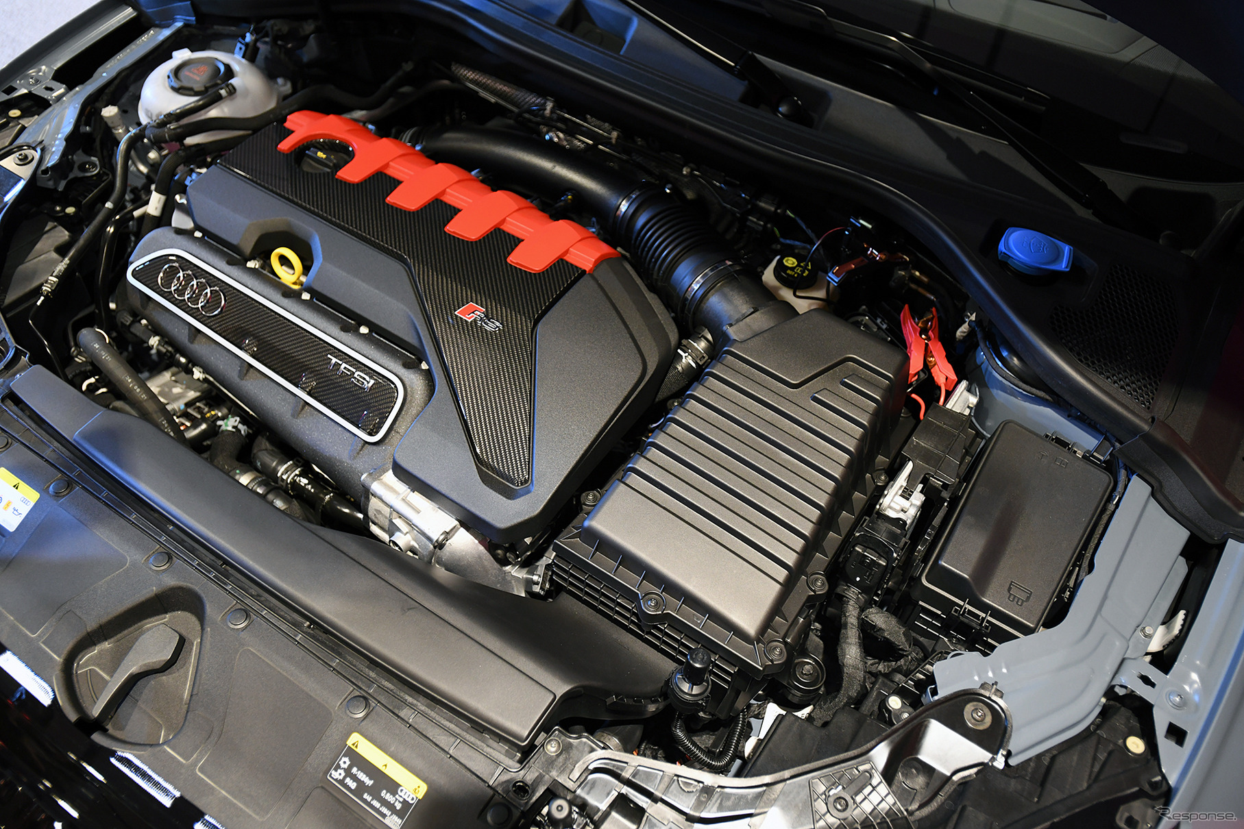 アウディ新型RS 3 スポーツバック　オールアルミ製となる2.5リッター直列5気筒TFSIガソリン直噴ターボエンジン。最高出力400ps、最大トルクは500Nmを発揮。