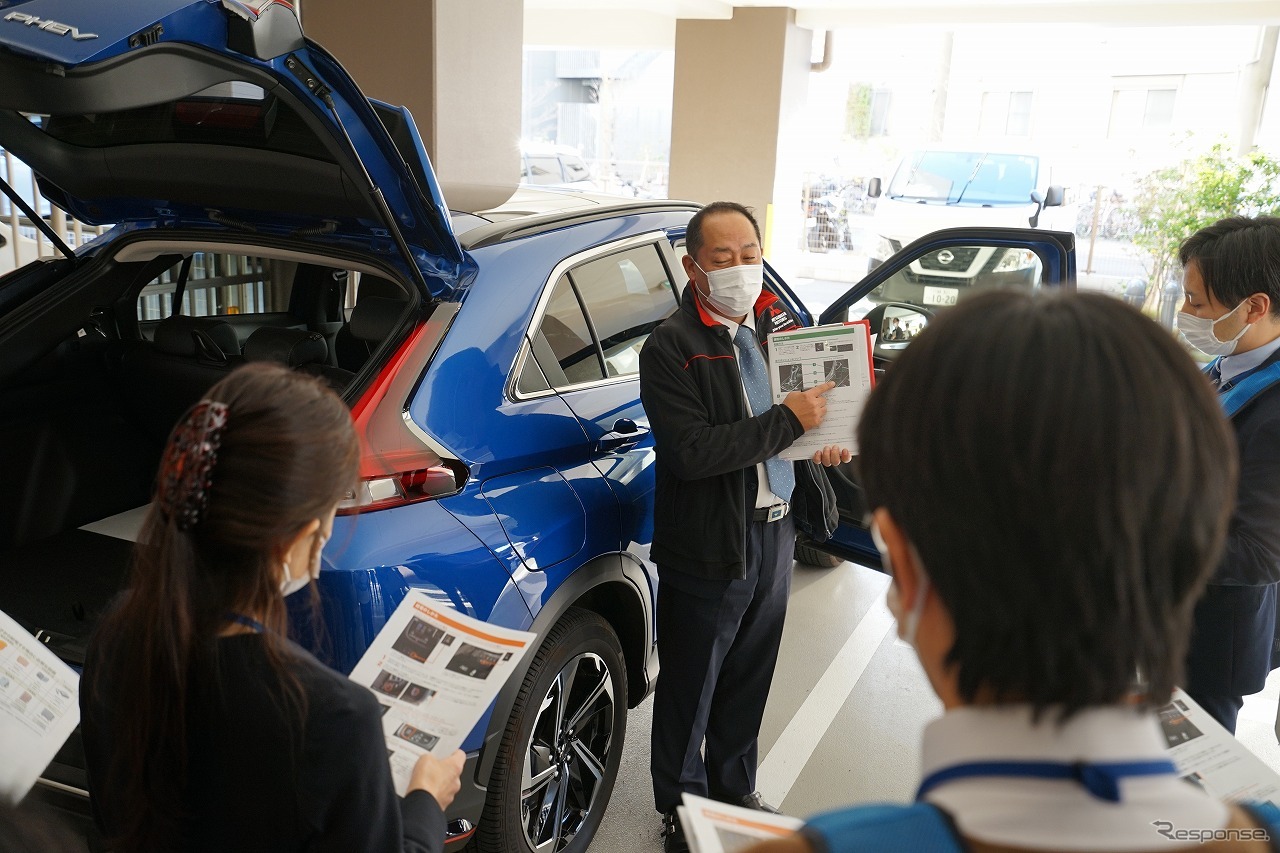 避難所に到着した車両の説明を受ける職員