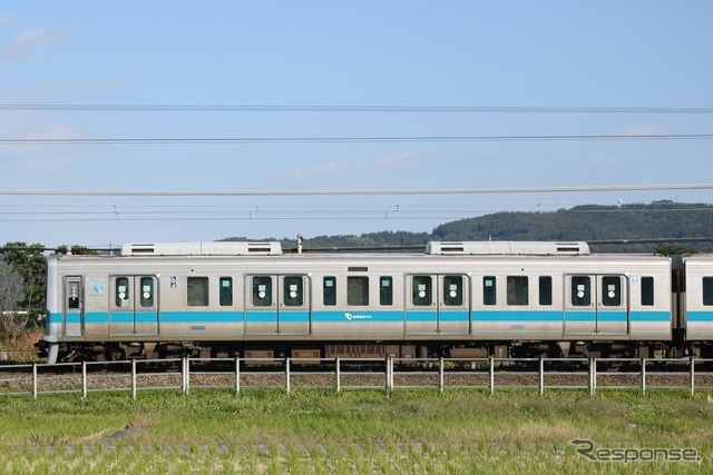 1000形ワイドドア車のサイドビュー。運転室直後のドアは幅1500mm、それ以外は当初2000mmだったが、1998年にはドアが左右200mmずつ引き残すように改造されている。