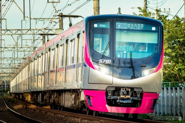 平日・土休日とも明大前に停車するようになる『京王ライナー』。