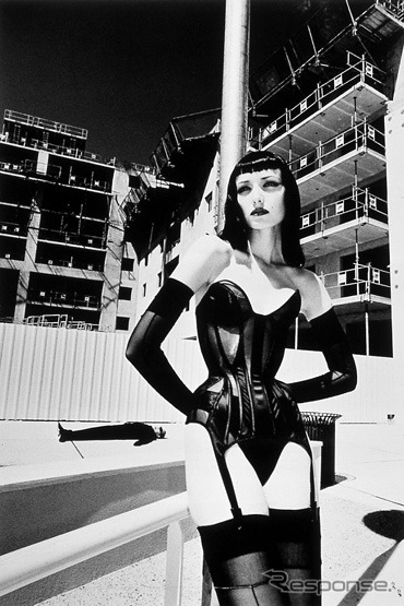 『ニュービートル』を題材にした写真展「オートエロチック」にVWが協賛