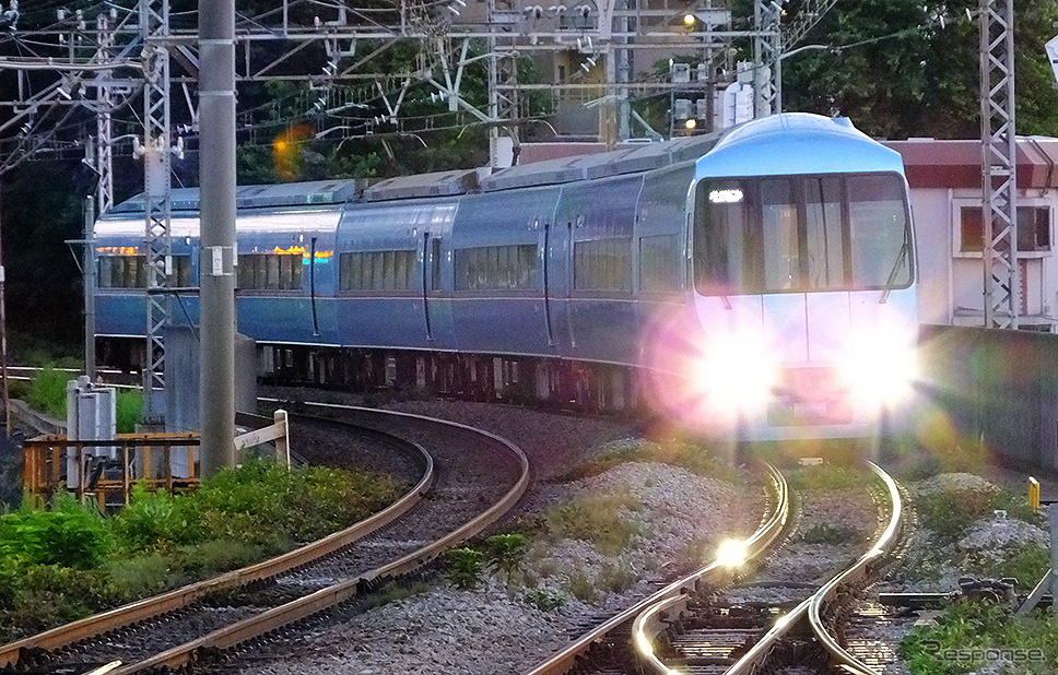 東京メトロ千代田線直通『メトロホームウェイ』に使われている60000形MSE車。平日の『メトロホームウェイ』は時刻が1時間繰り上がる。