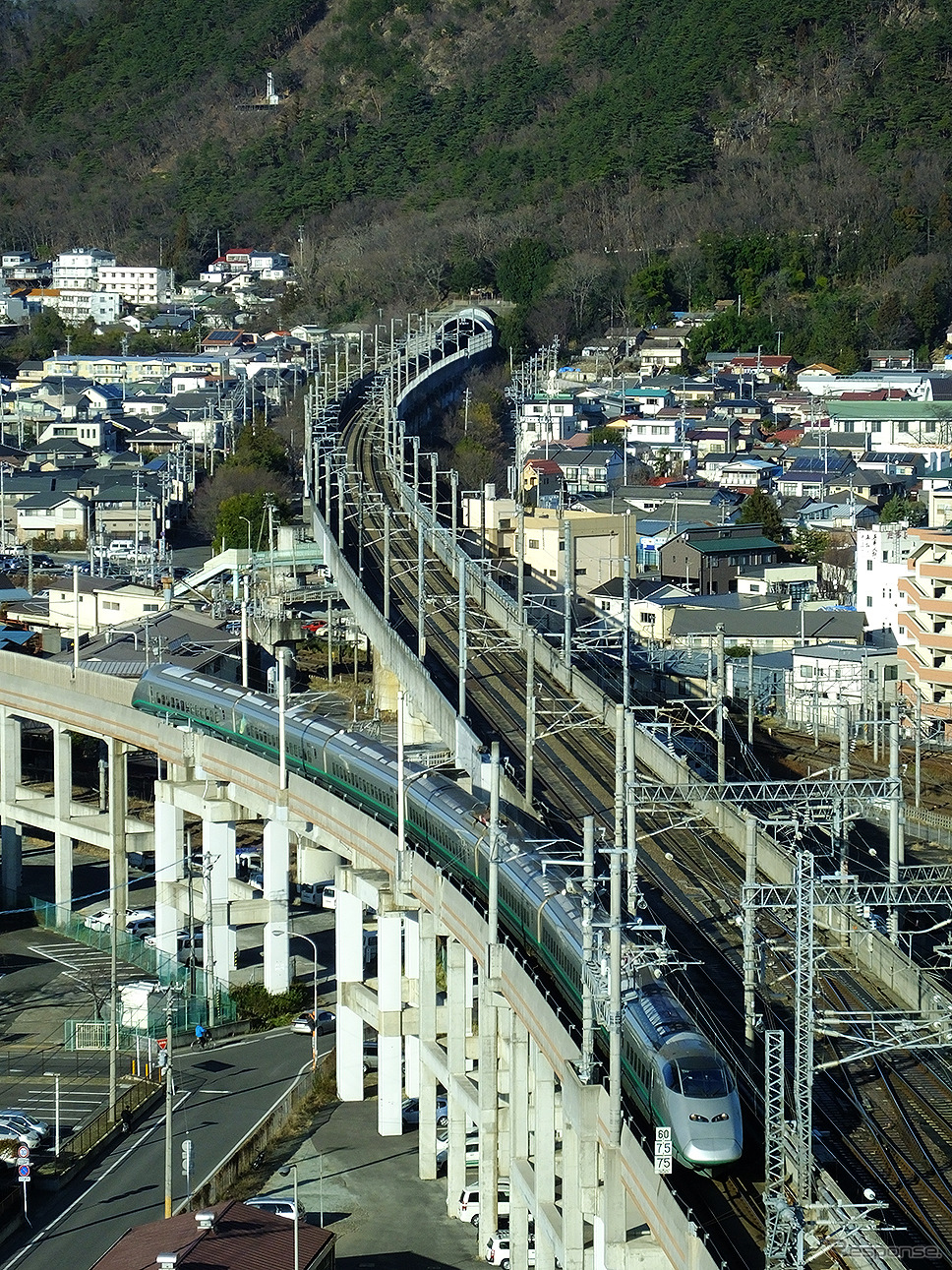 福島アプローチ線を行く旧塗色時代の山形新幹線E3系。