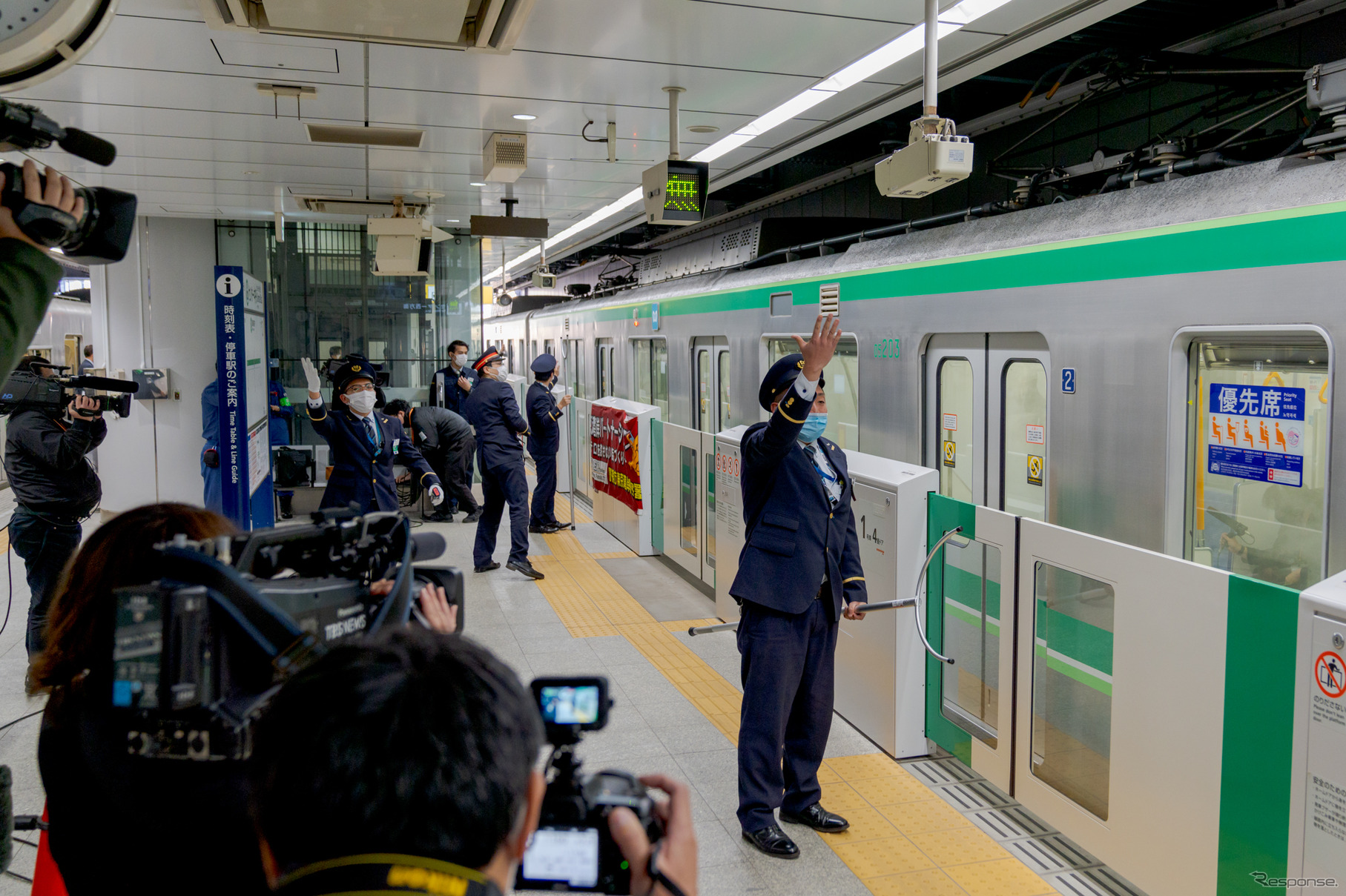 駅員は乗客に対し、誘導場所や避難指示などを大声で知らせていた。