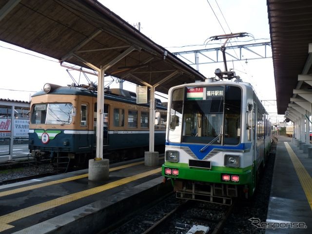 2013年頃の福井鉄道越前武生駅。左の800形は現在、休車状態。