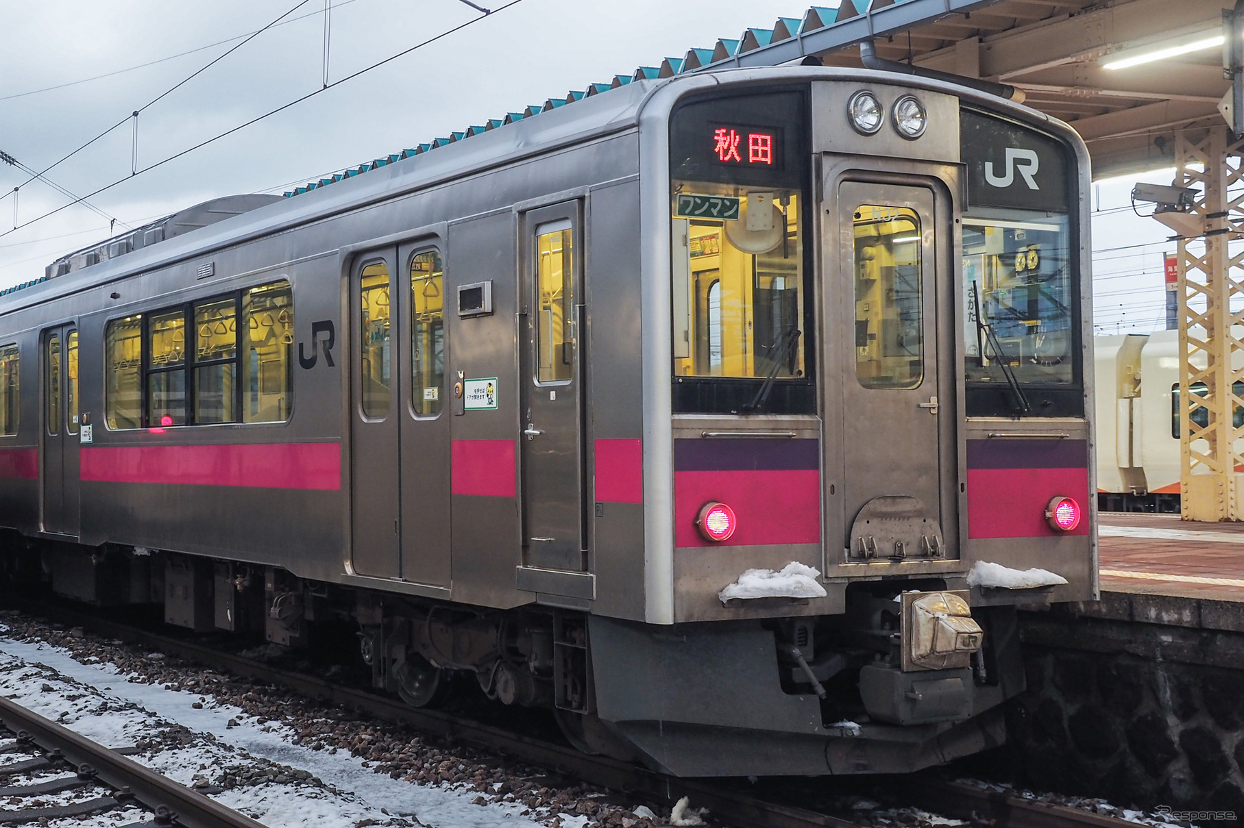 羽越本線では最も影響を受ける酒田～秋田間を走る701系普通列車。2020年1月1日、羽越本線酒田。
