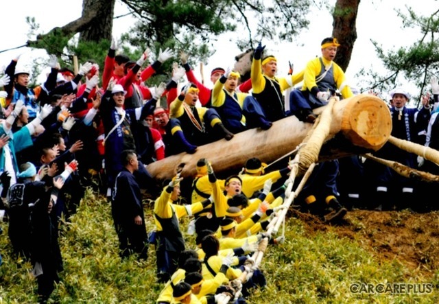 2016年4月に行われた御柱祭（「山出し」春宮四之柱の木落し）に専務が参加！　先頭から4人目の氏子として御柱にまたがっている