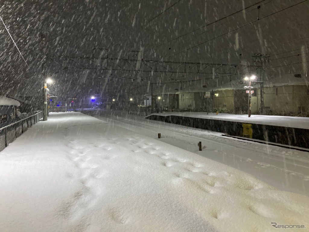 12月28日6時頃、東海道本線能登川駅（滋賀県東近江市）の状況。