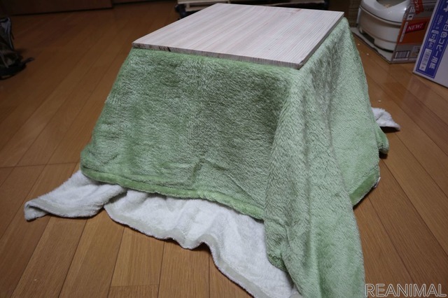 ペット用毛布などをかけて天板をのせれば、まごうかたなきこたつ