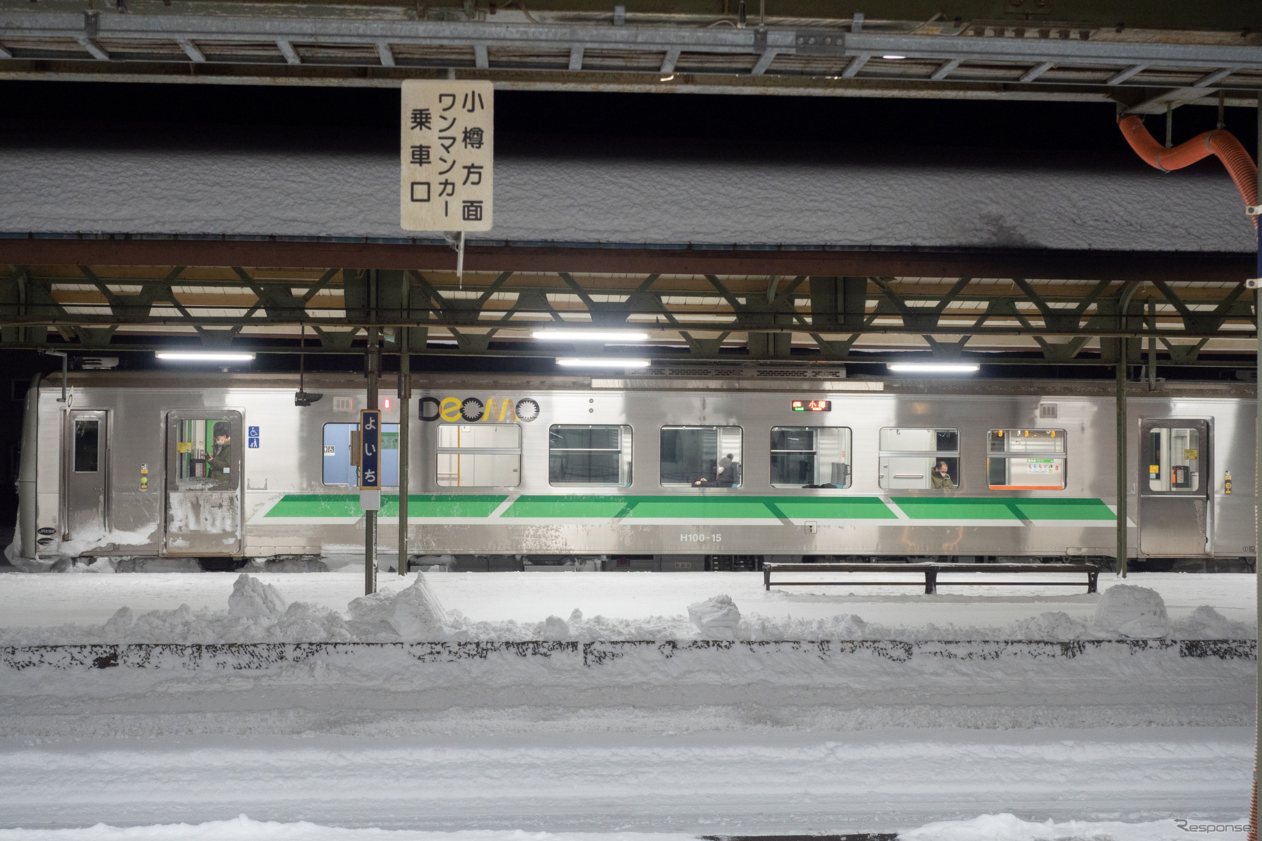 余市駅で発車を待つ小樽行き普通列車のH100形。余市～小樽間の輸送密度は特急が運行されている根室本線新得～釧路間よりも高いといわれているが、2021年12月に開かれた会議ではバス転換でも対応可能という数字が示されている。