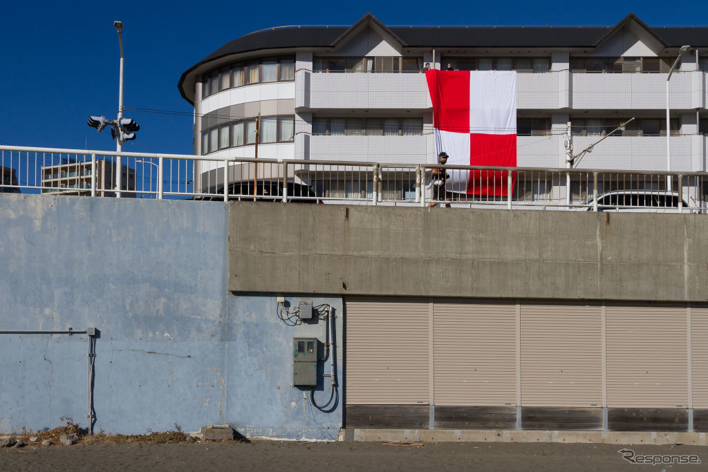 江ノ島海岸（神奈川県）に掲示された信号旗：貴船の進路に危険あり、と津波への警戒（1月16日）