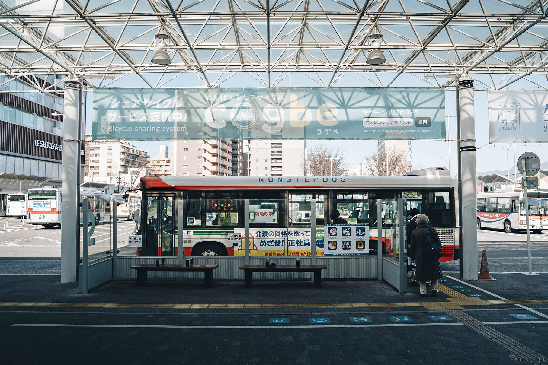 シェアサイクル「cogbe」の横断幕が掲げられた前橋駅前ロータリー