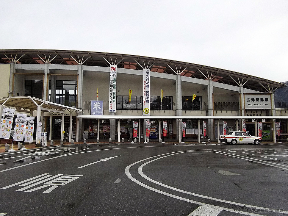 会津鉄道会津田島駅。2021年11月にはDE10 1099とC11 325が展示された。