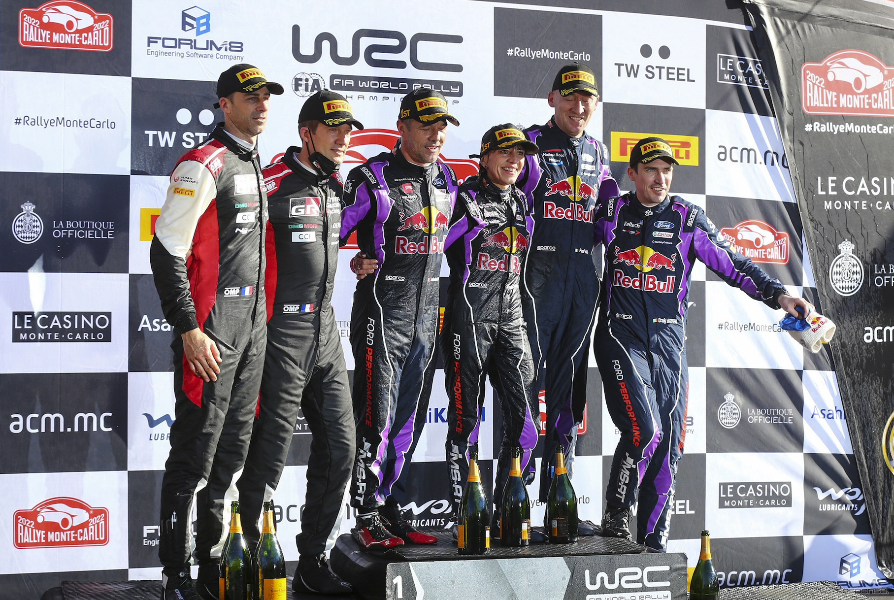 2022年WRC開幕戦モンテカルロの表彰台。中央右は優勝コ・ドライバーのイザベル・ガルミッシュ（女性）。