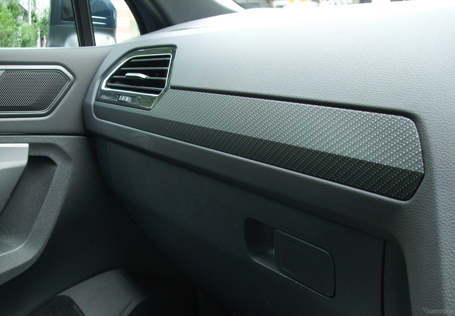 改良型ティグアンの助手席ダッシュボード。R-Lineにはカーボン調の加飾パネルが装着される。