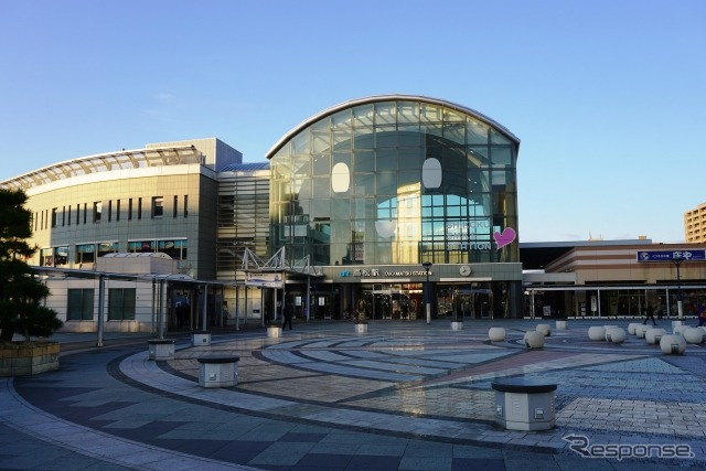 JR四国高松駅（2019年）。この右手に駅ビルが建てられる。瀬戸大橋線が開業するまでは宇高連絡船が発着する四国の玄関駅として名高かったが、近年はJR、私鉄、高速バス、フェリーも含めた公共交通の結節点として機能。体育館や大学の建設も計画されており、利用者の増加が見込まれている。