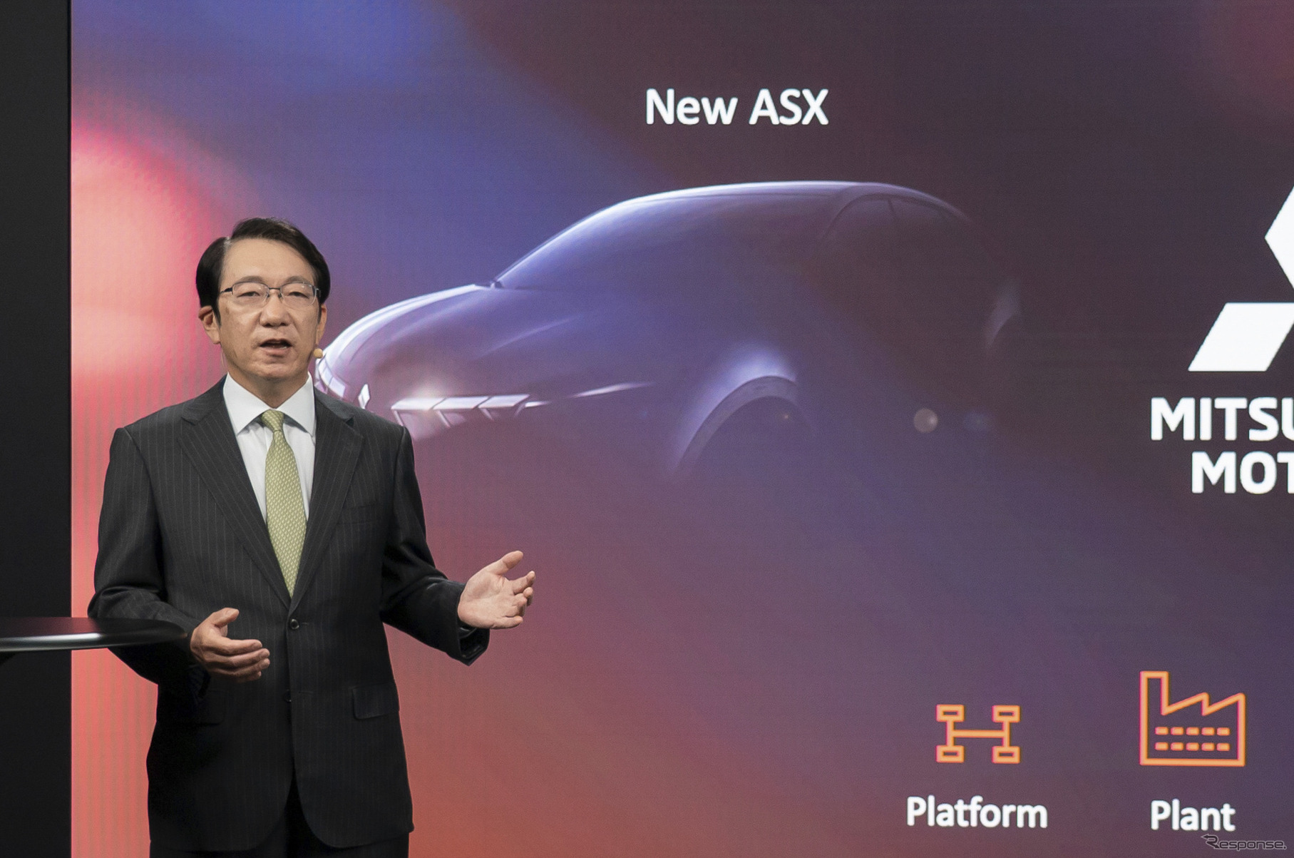 三菱の新型『ASX』がルノーの最量販車種をベースにすることが発表された。写真は三菱自動車の加藤隆雄CEOとASXのデザインスケッチ