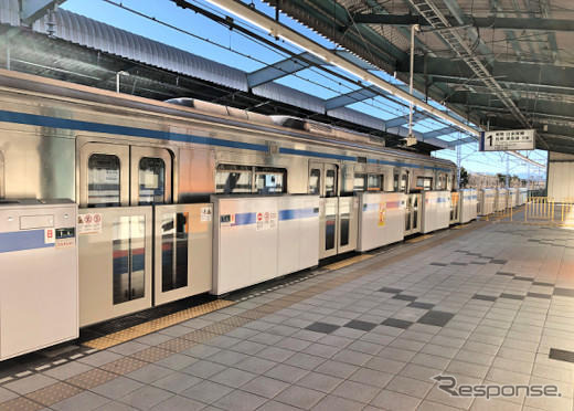 8両化に備え更新された都営三田線のホームドア。視認性を高めるため開閉部の一部にガラスを使用。