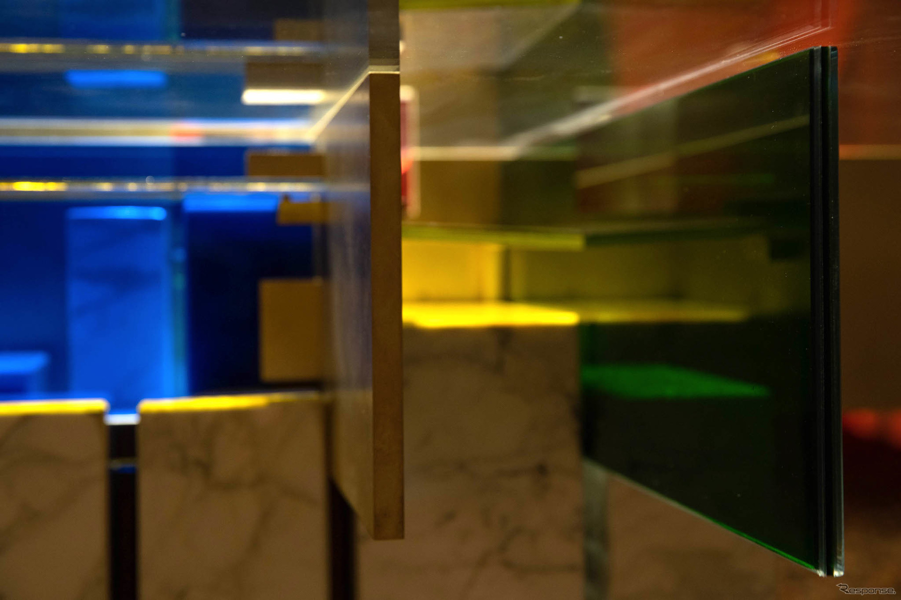 テーブル「デクマーノ」（2022年）