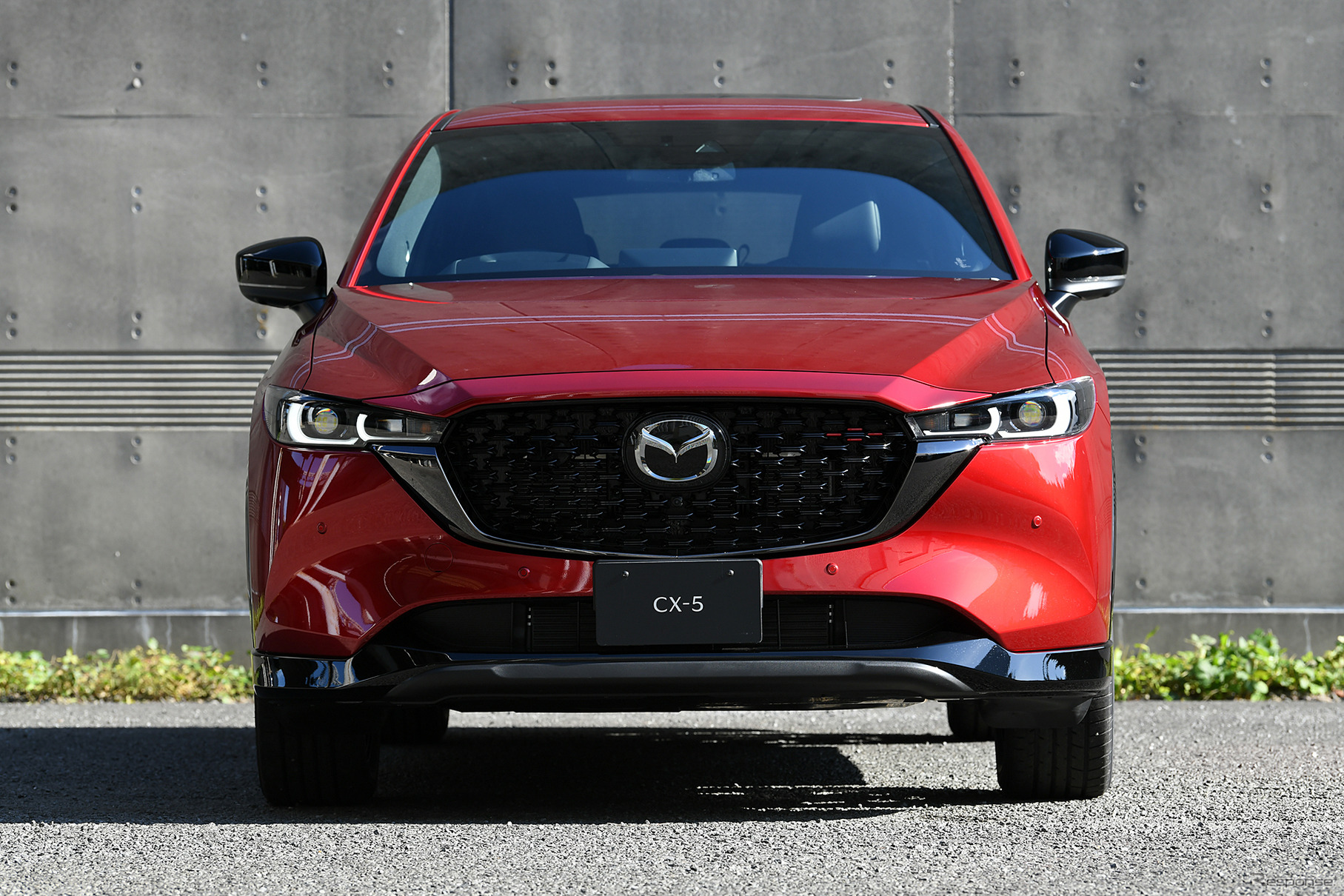 マツダCX-5：フロントグリル下部のめっき部分が新漆黒めっき